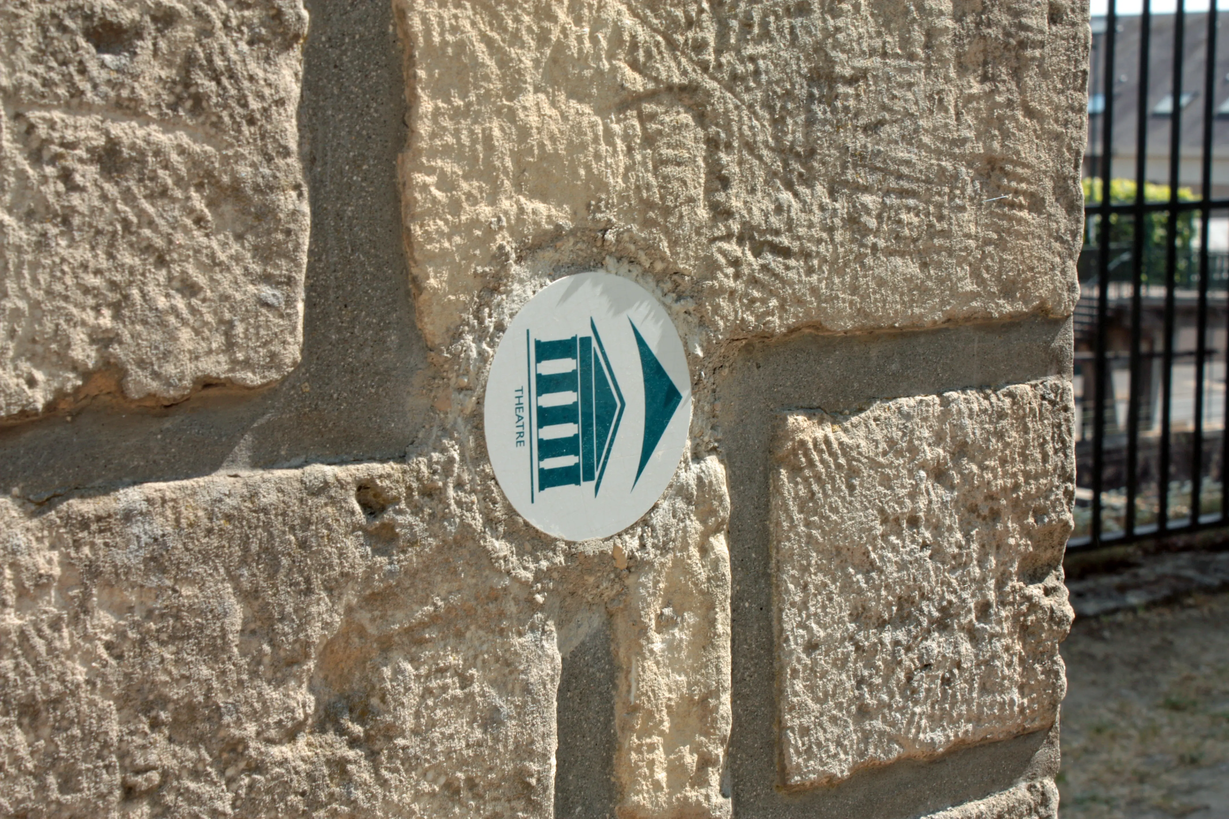 4 - Jalons au mur en lave émaillée.webp