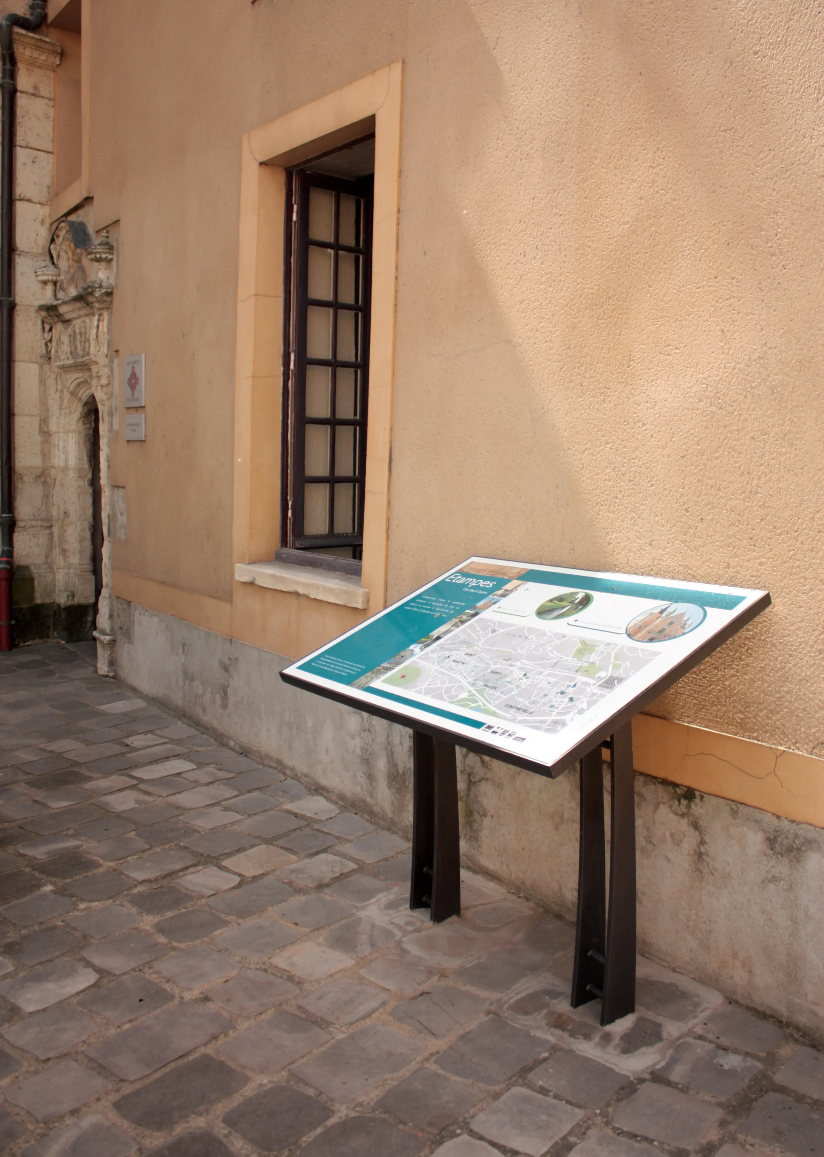 5 - Table de lecture Artcorps en lave émaillée.webp