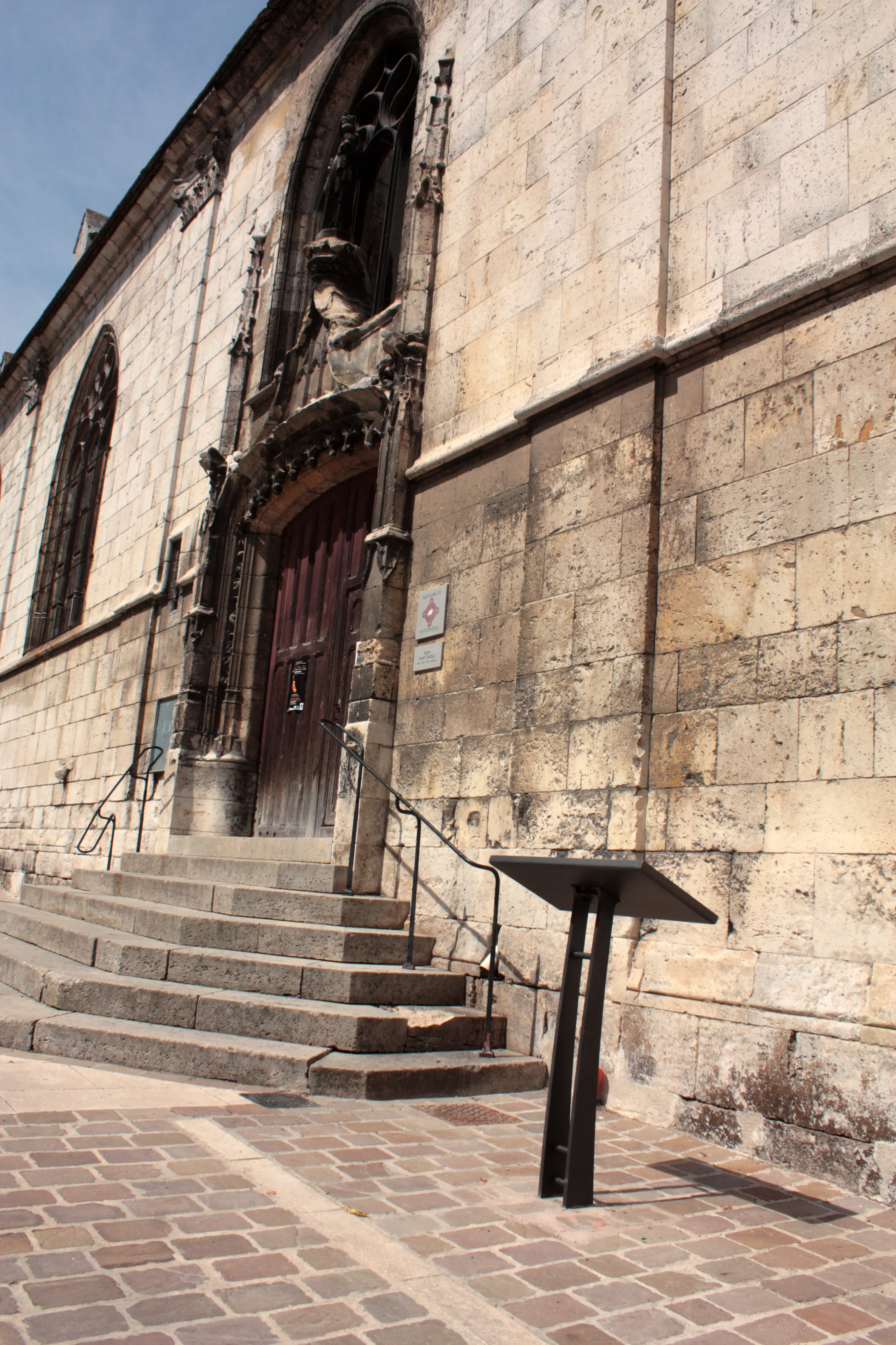 7 -Signalétique du patrimoine face à une église.webp