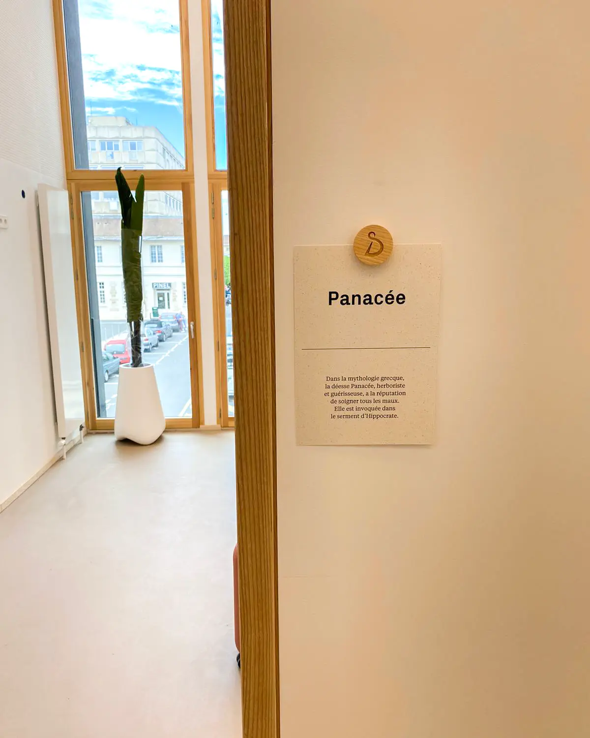 Bouton aimenté signalétique.webp