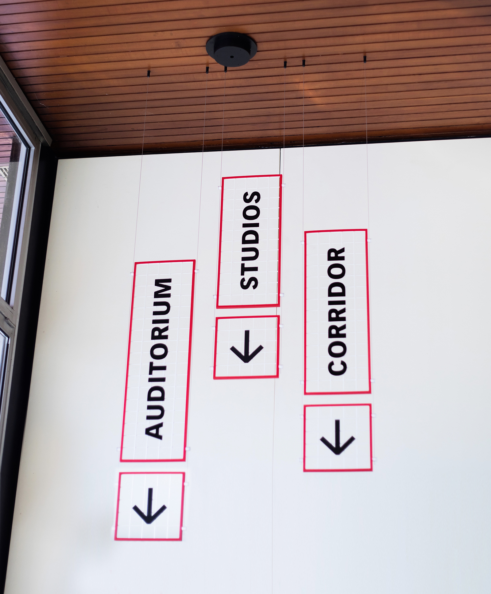 Cite-Internationale-des-arts-paris-signaletique-sur-grille