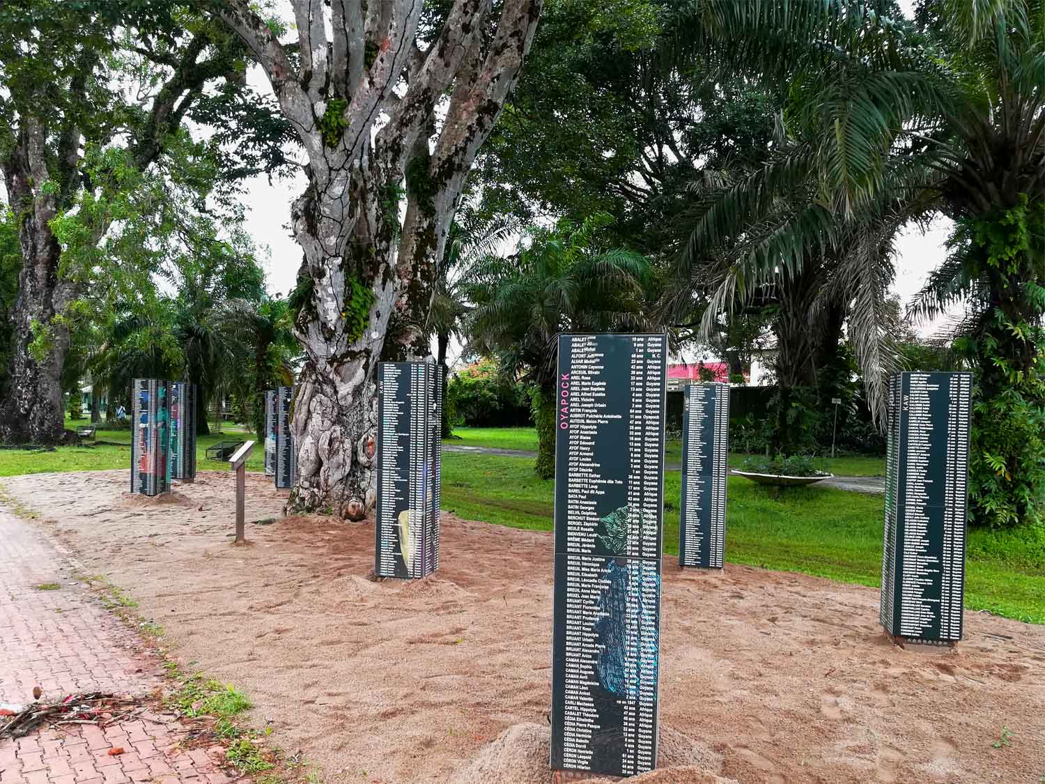 lave emaillee acier corten memorial totem