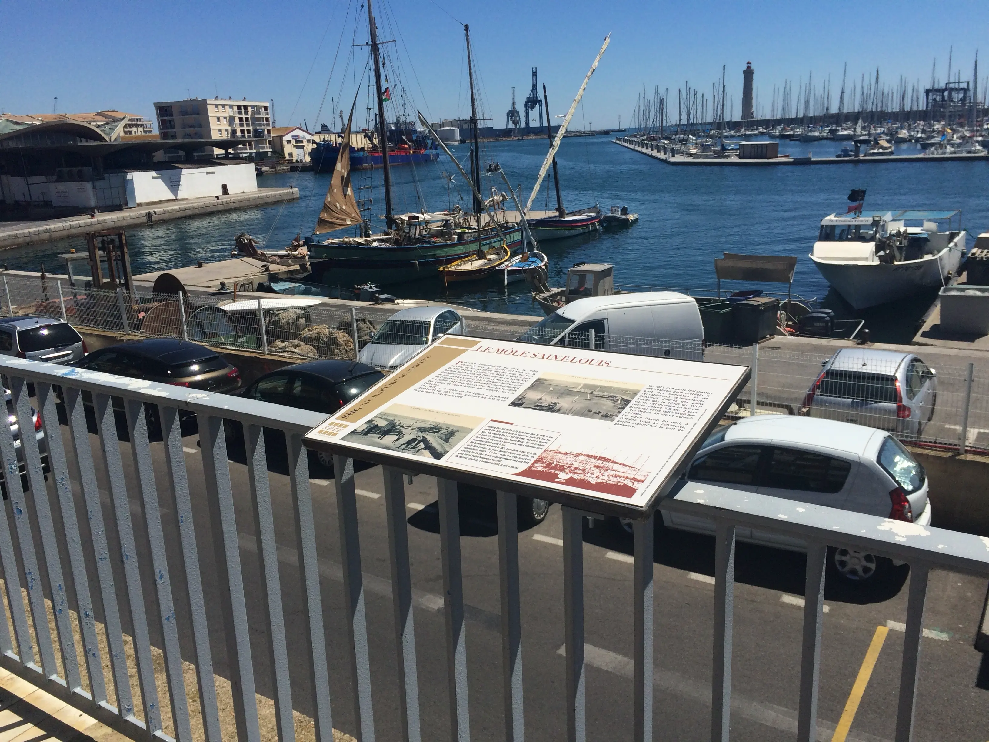 lave fixée sur barrière.webp