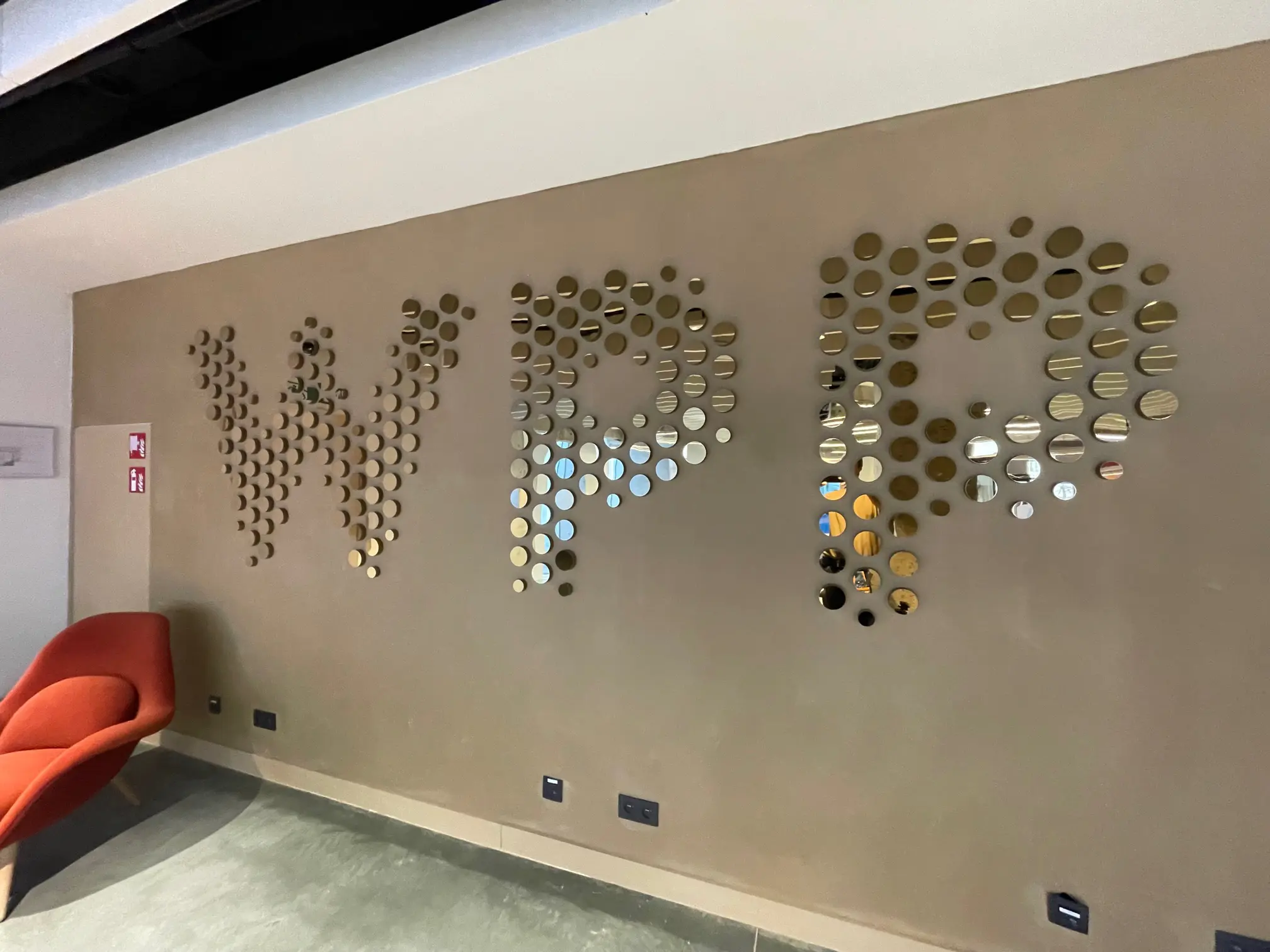 logo en nuage de point - signalétique sur messure.webp