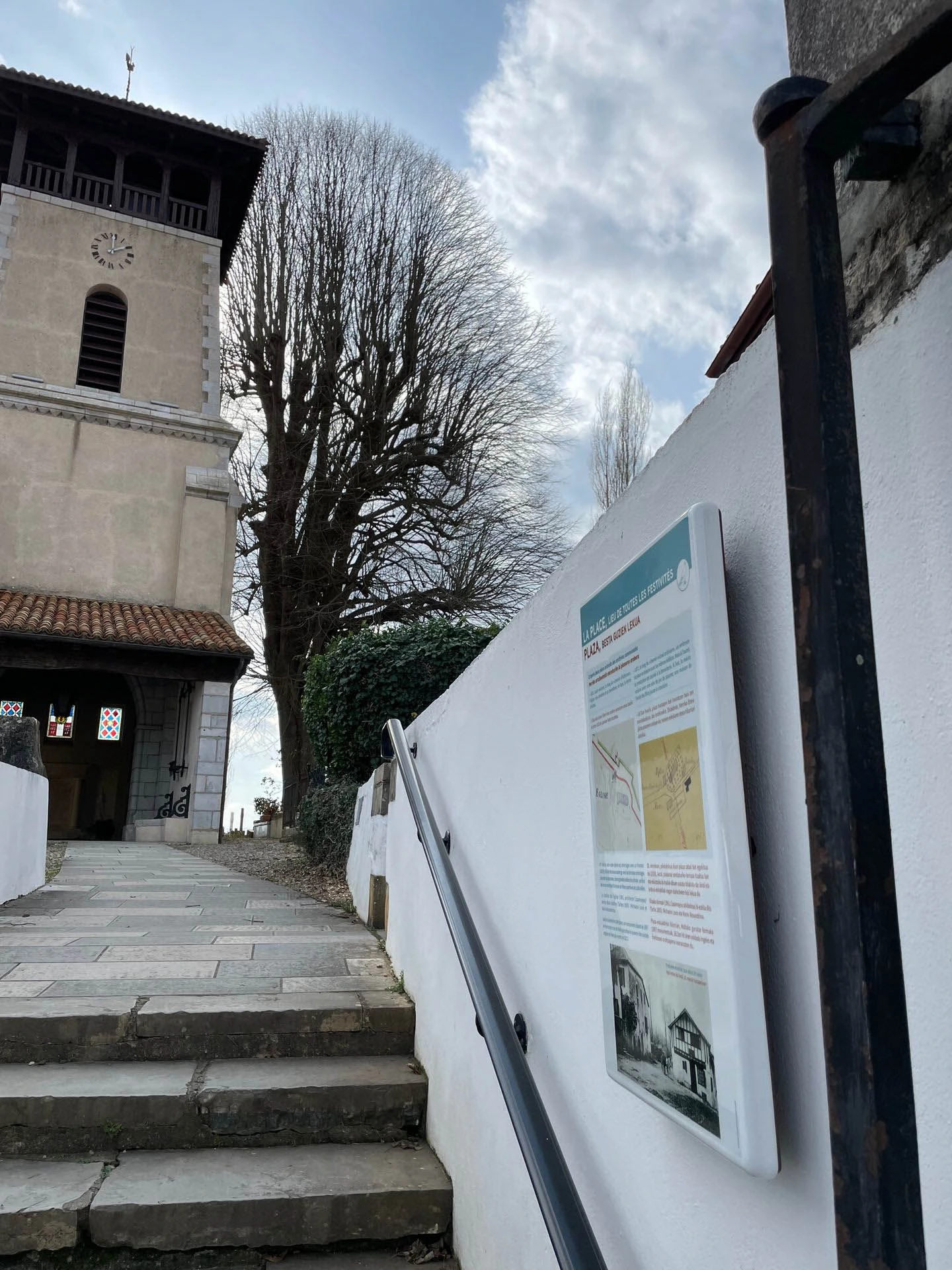 Mureaux en lave émaillée