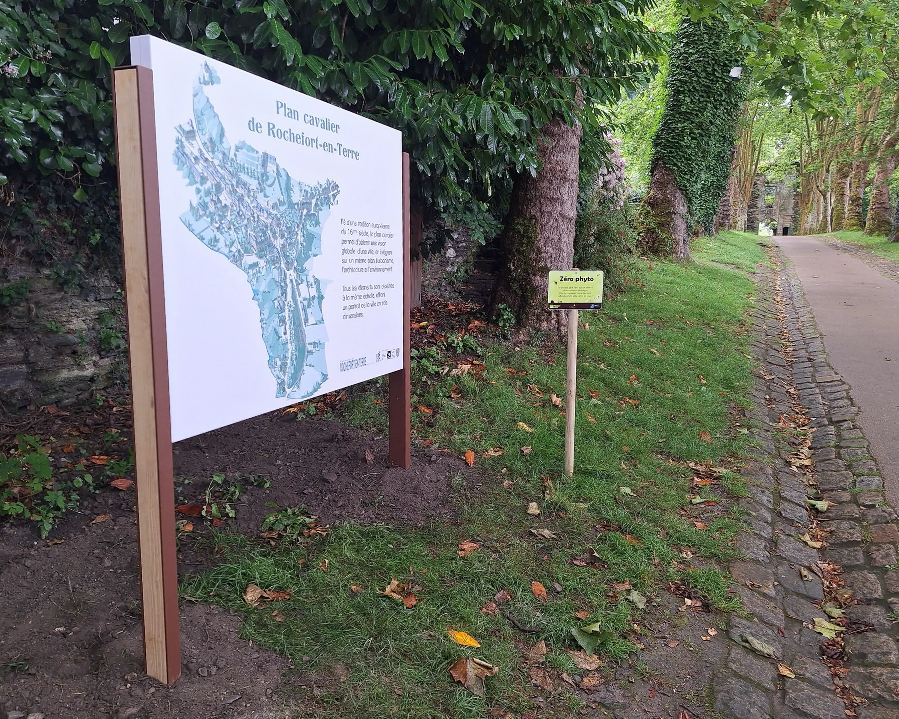 Paneaux entrée de ville en bois.webp