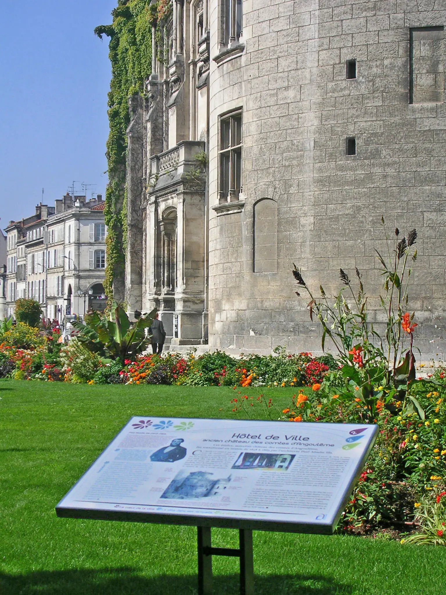panneau devant monument.webp