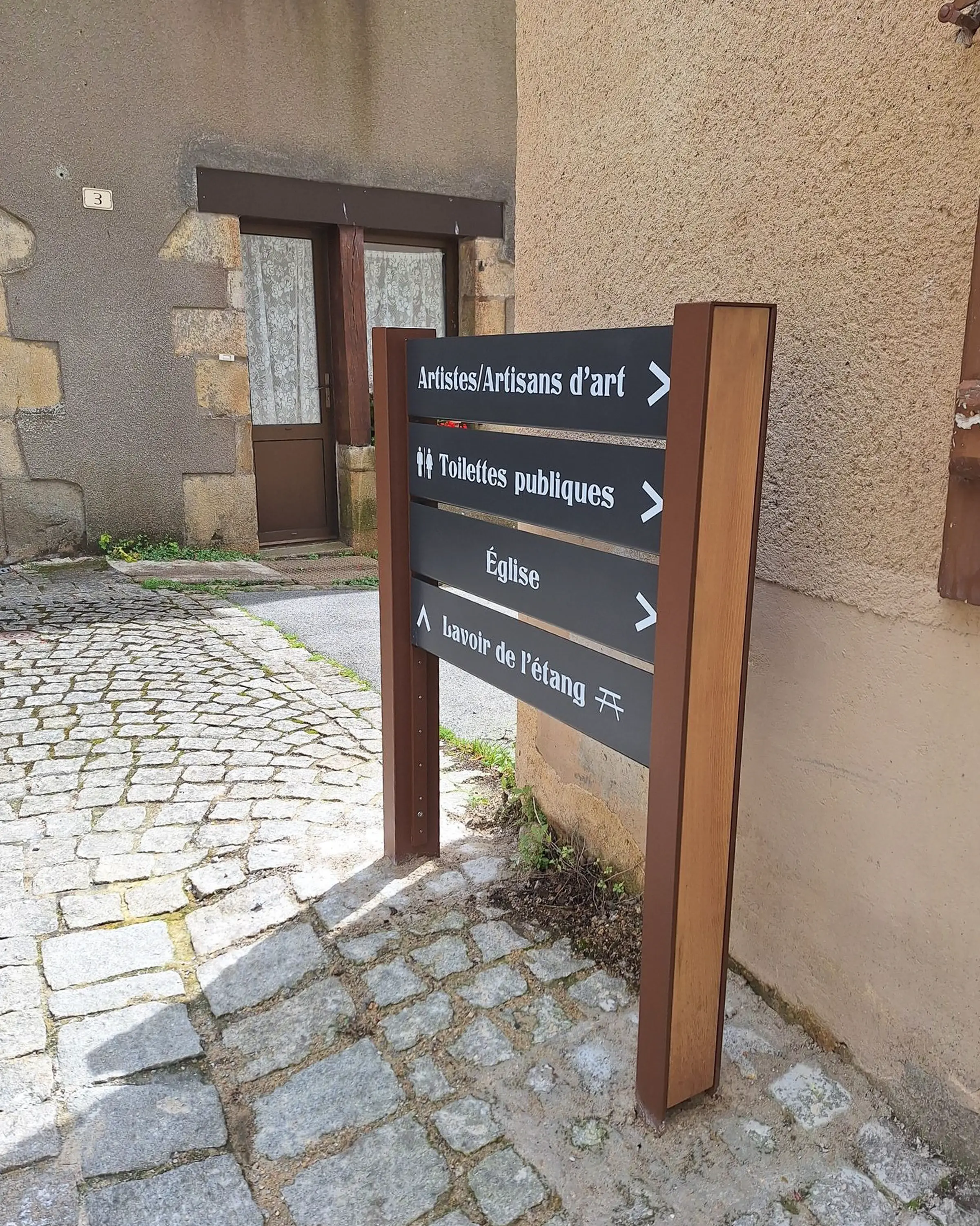 Panneaux de direction en bois.webp