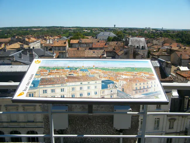 Panneaux sur garde de corps.webp