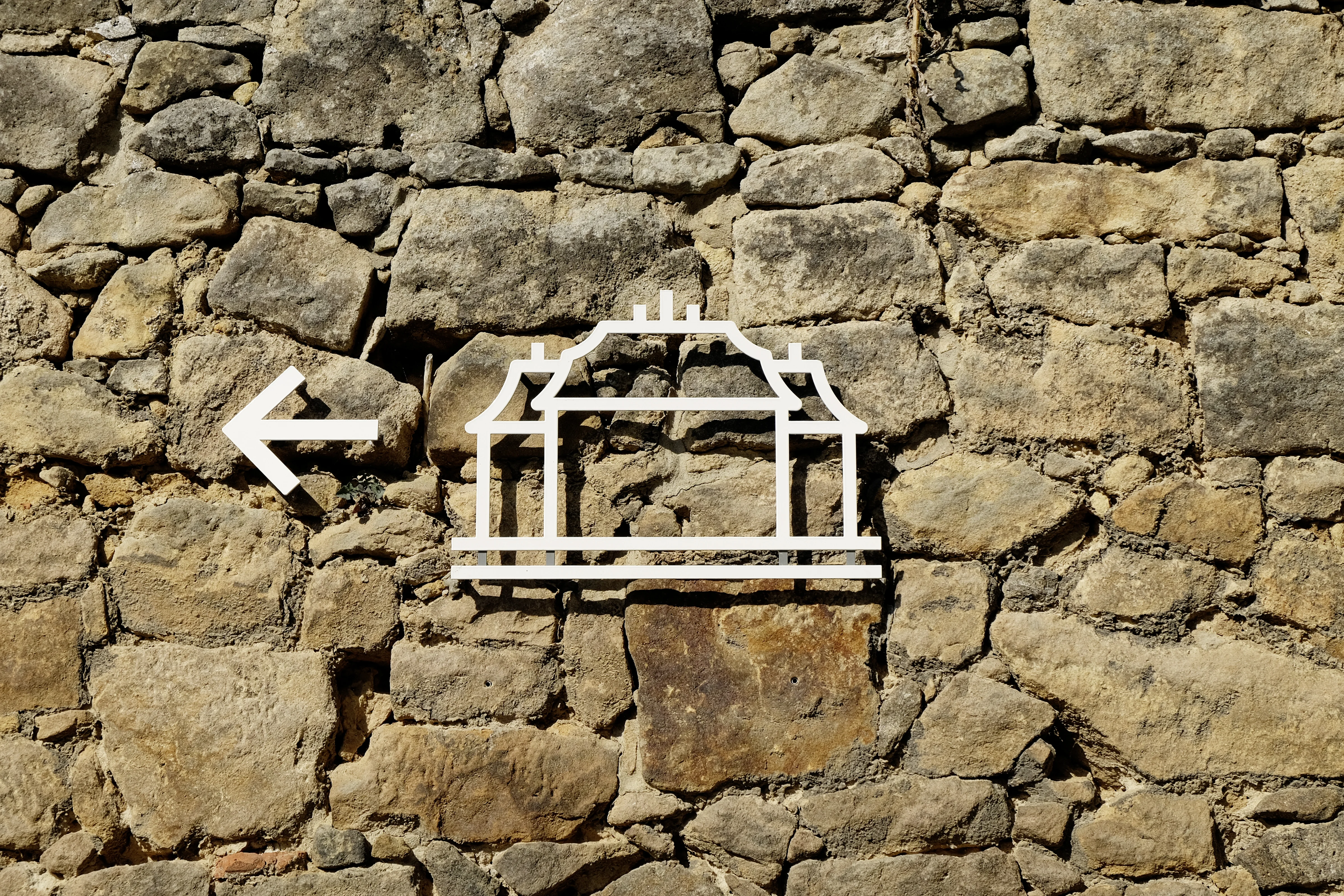 Piktogramm an der Wand1.webp