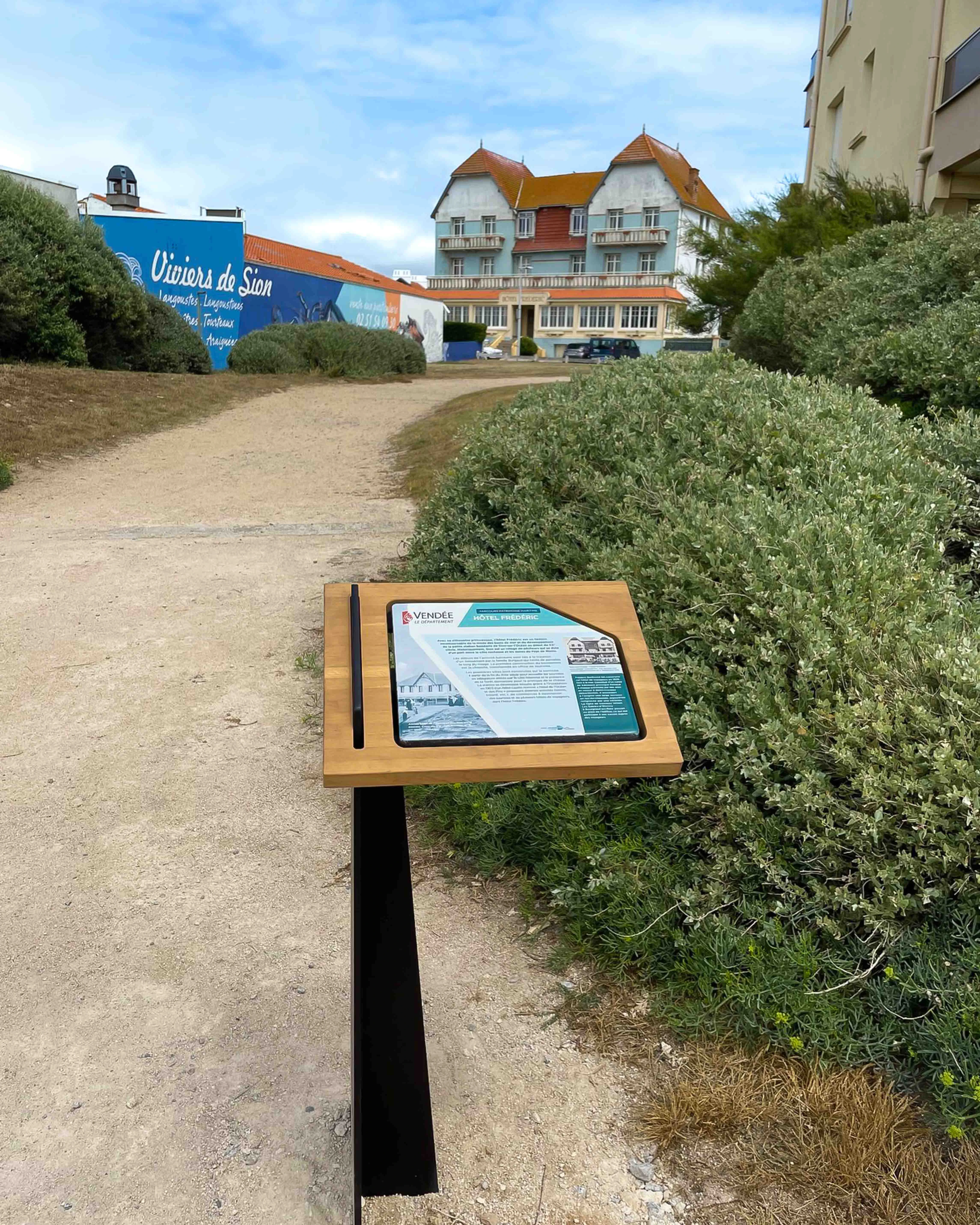 Pupitre en bois.webp