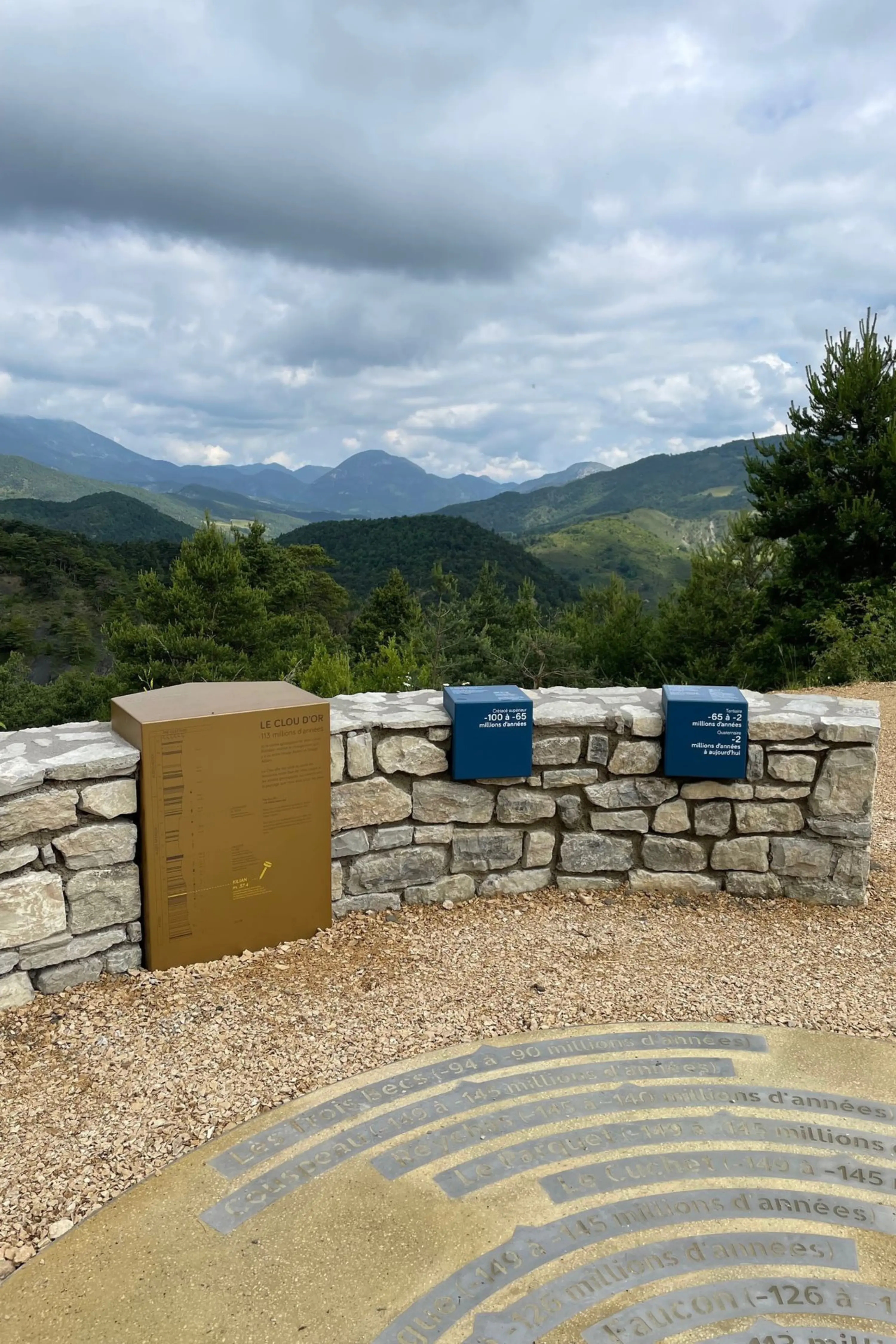 Pupitre Encastrée en aluminium 1.webp