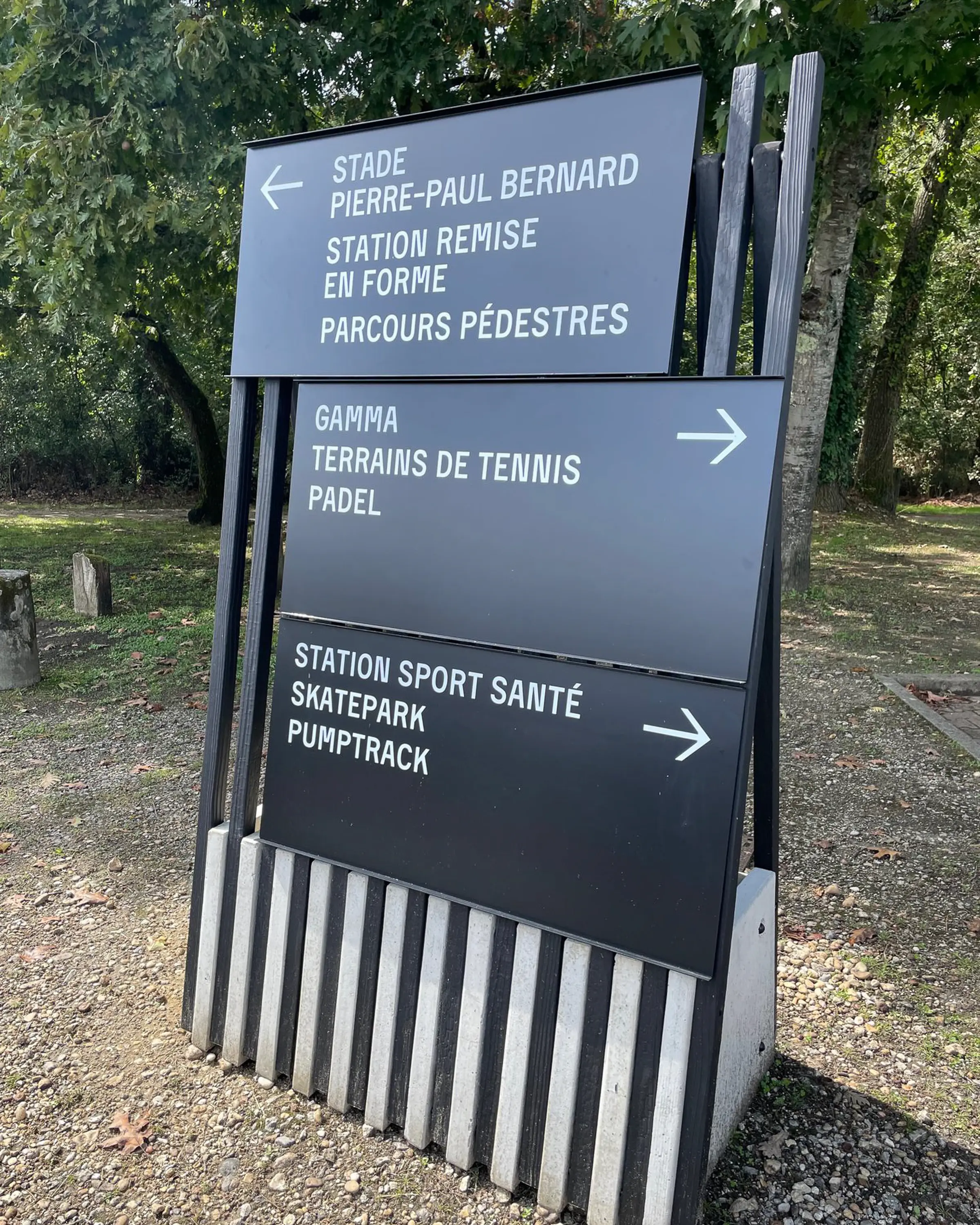 signalétique direcrionnel en bois et béton.webp