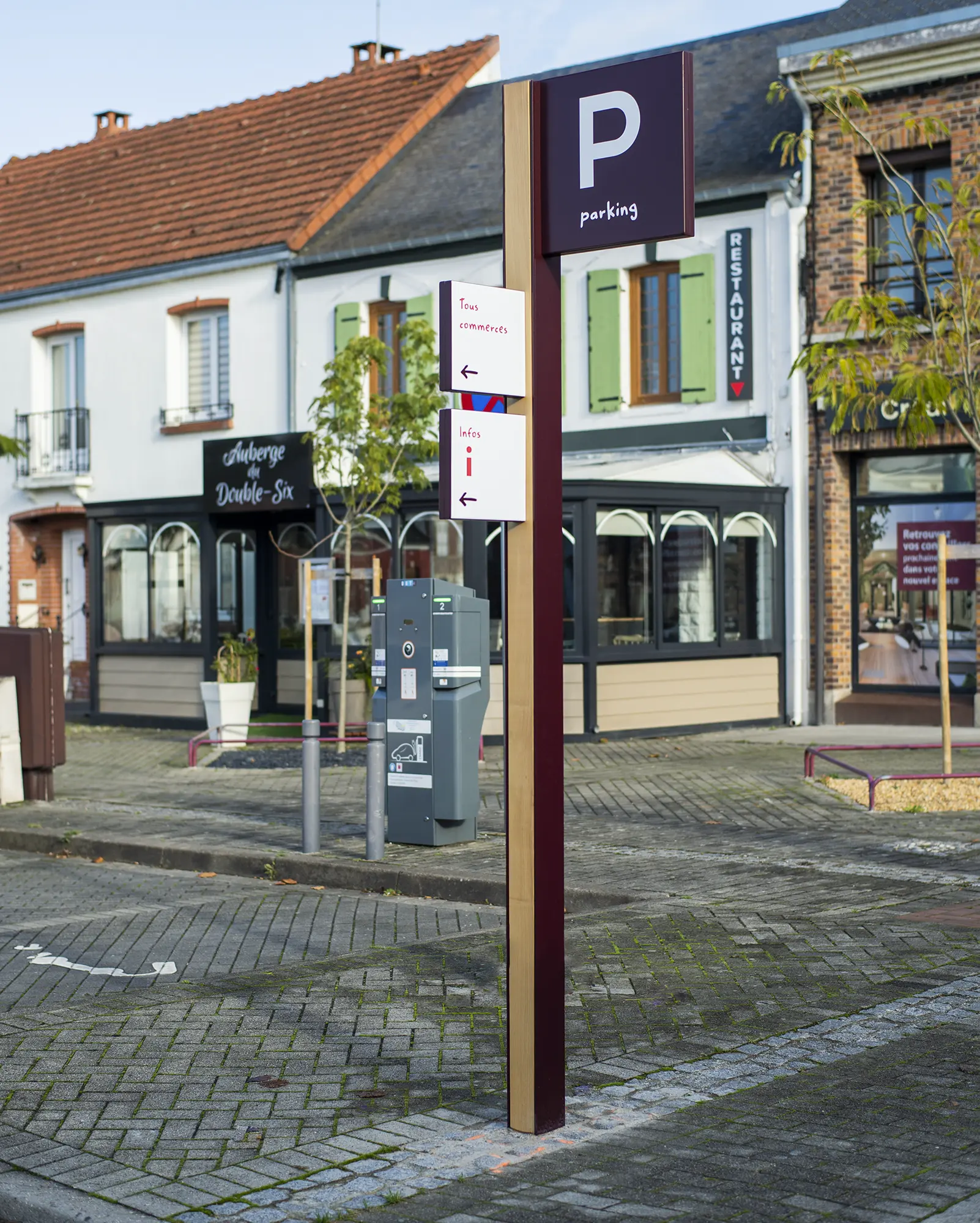 Signalétique directionnel en bois.webp