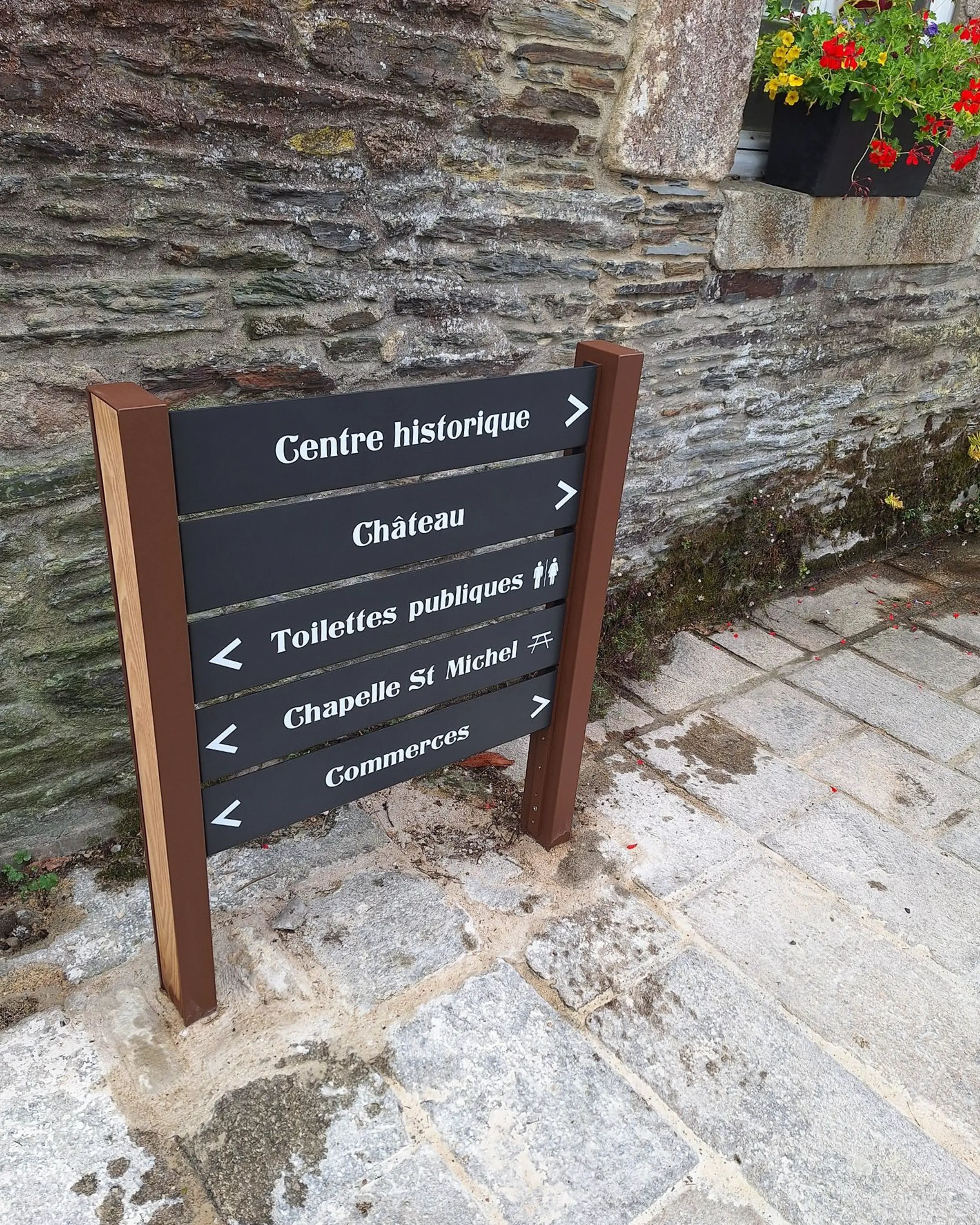 Signalétique directionnel SIL en bois.webp