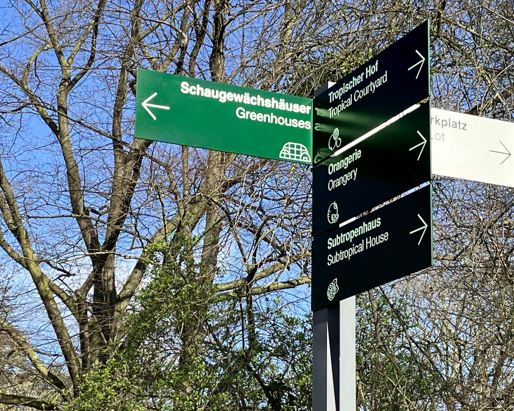 Signalétique extérieure sur mesure pour le Flora Park.webp