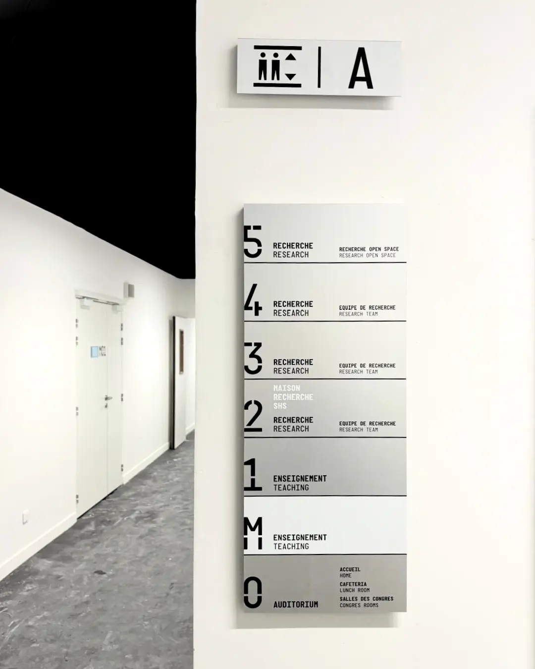 Signalétique intérieur panneaux en bois 1.webp