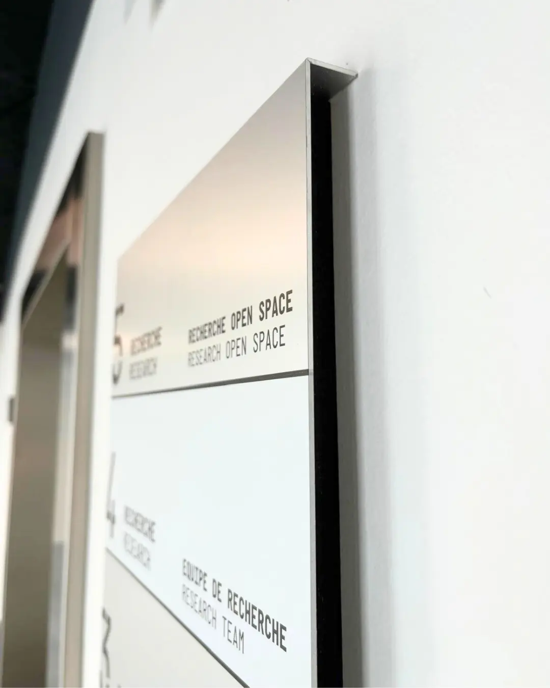 Signalétique intérieur panneaux en bois 2.webp