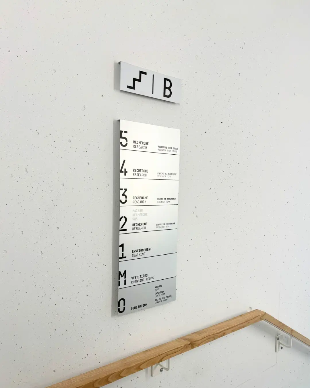 Signalétique intérieur panneaux en bois 4.webp