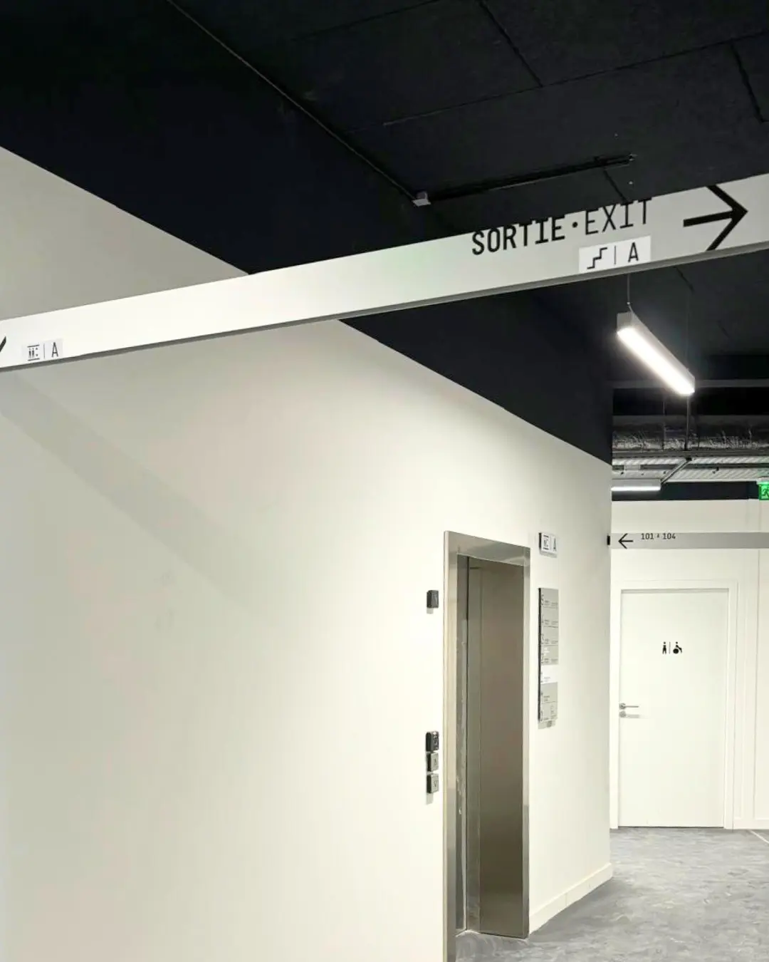 Signalétique intérieur panneaux en bois 5.webp