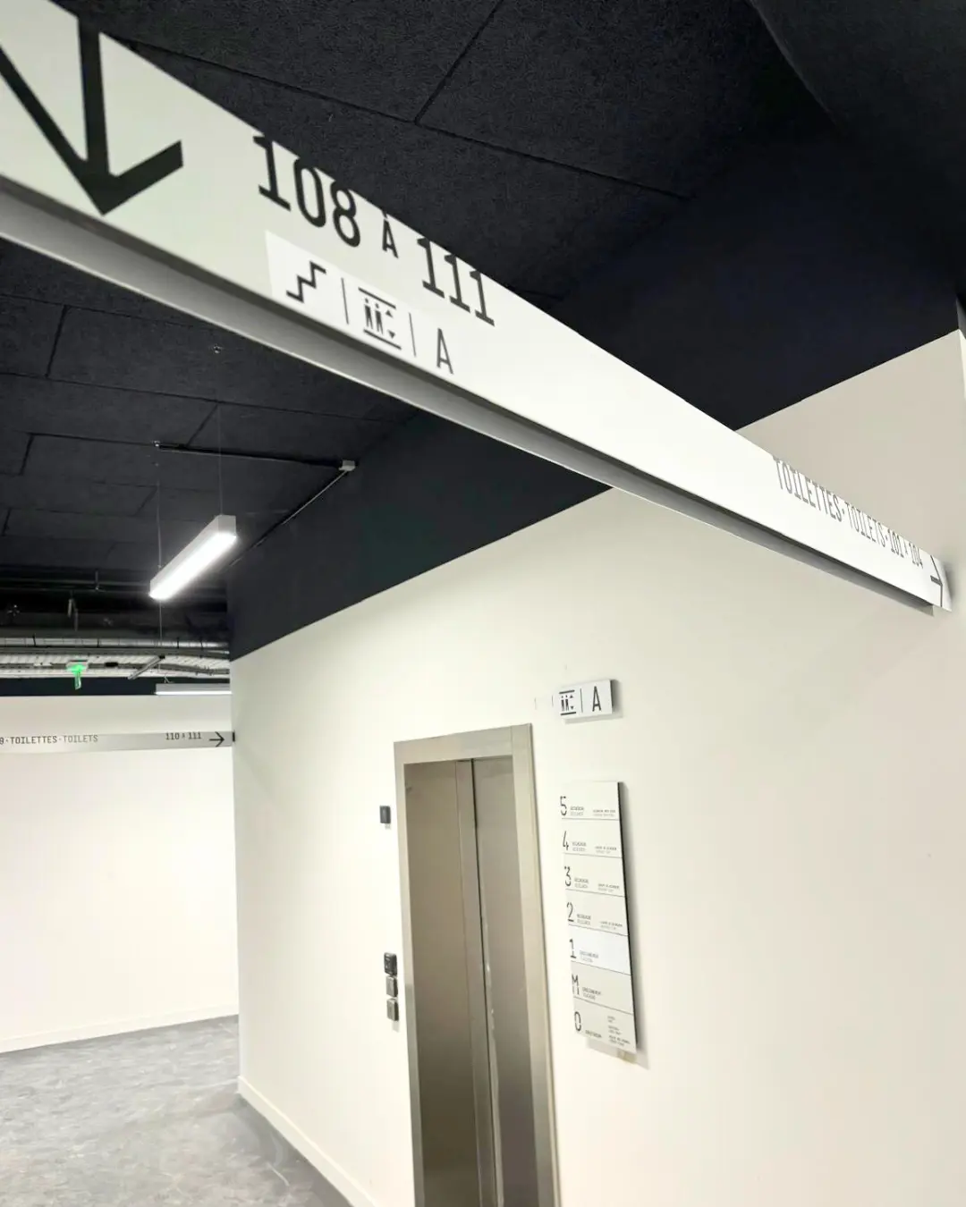 Signalétique intérieur panneaux en bois 6.webp