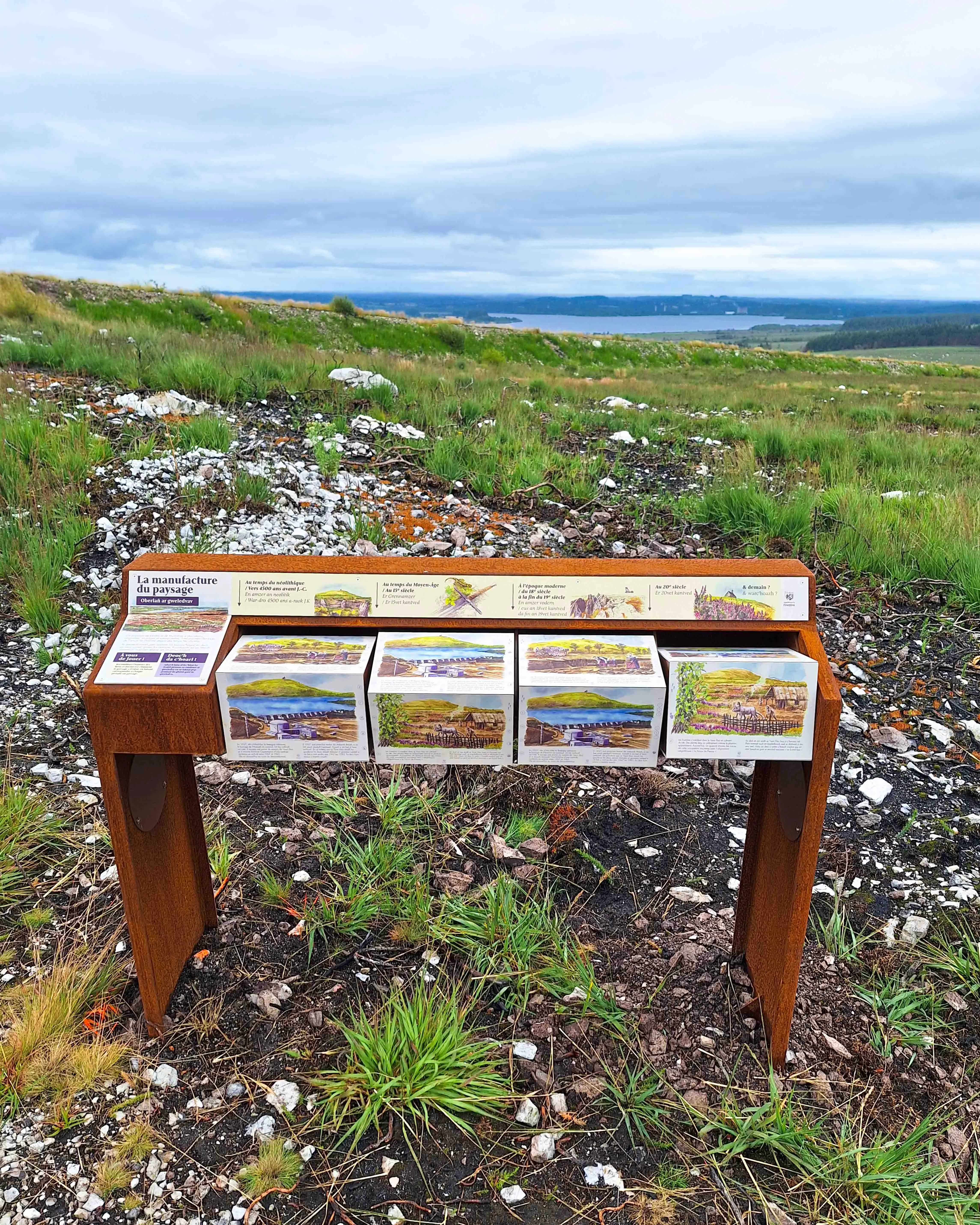 signalétique ludique en acier corten pour le patrimoine.webp