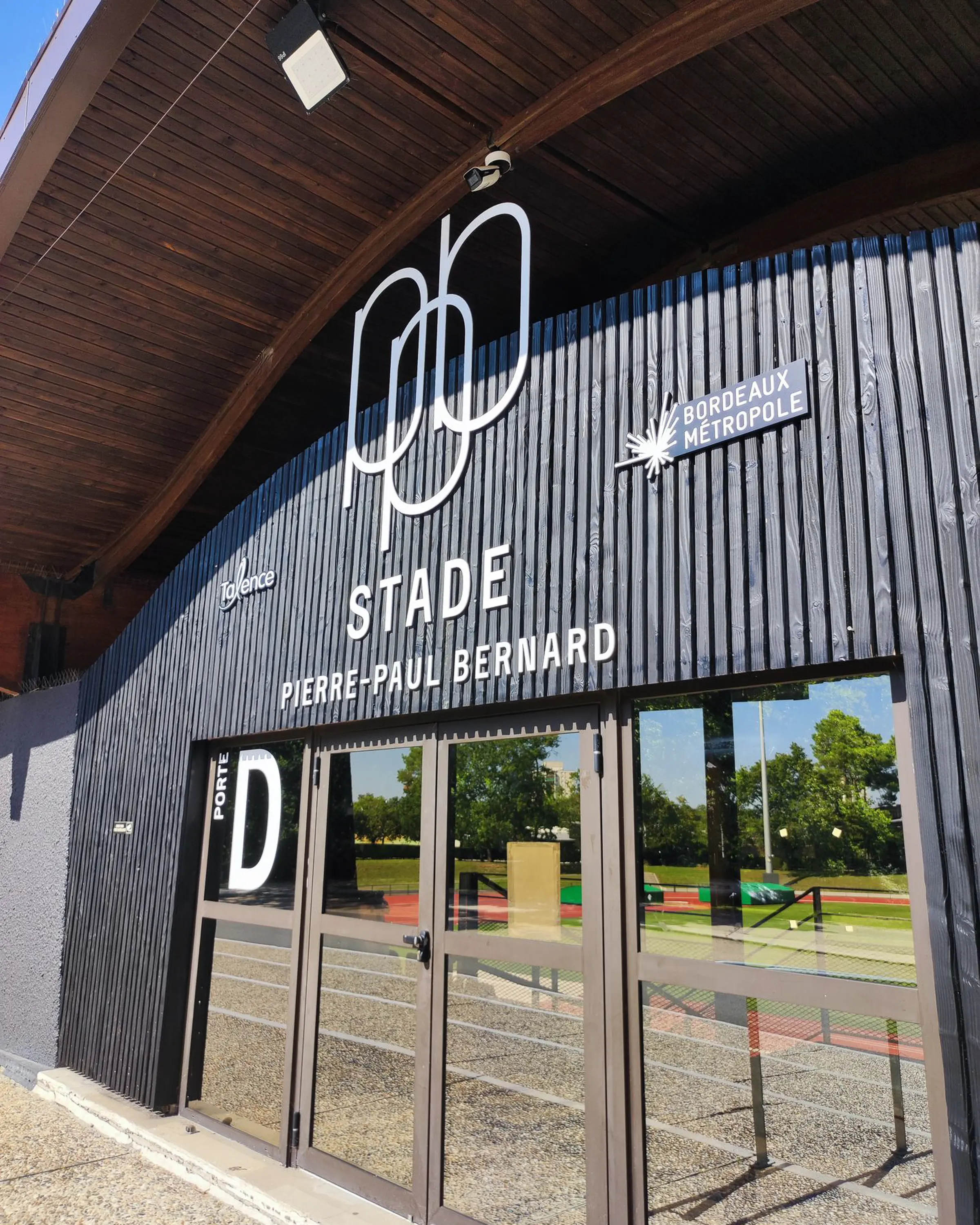 signalétique sur mesure extérieur.webp