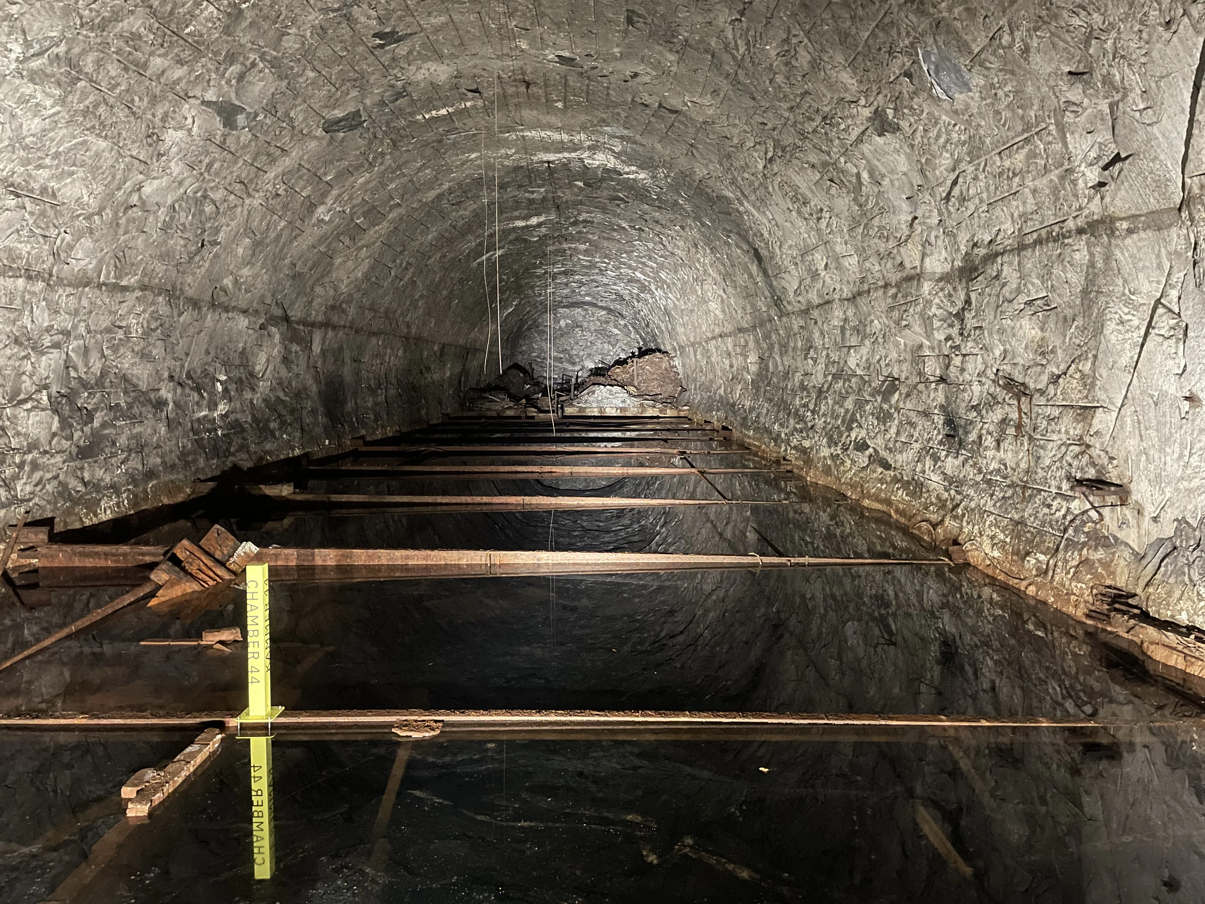 Stele im Tunnel.webp