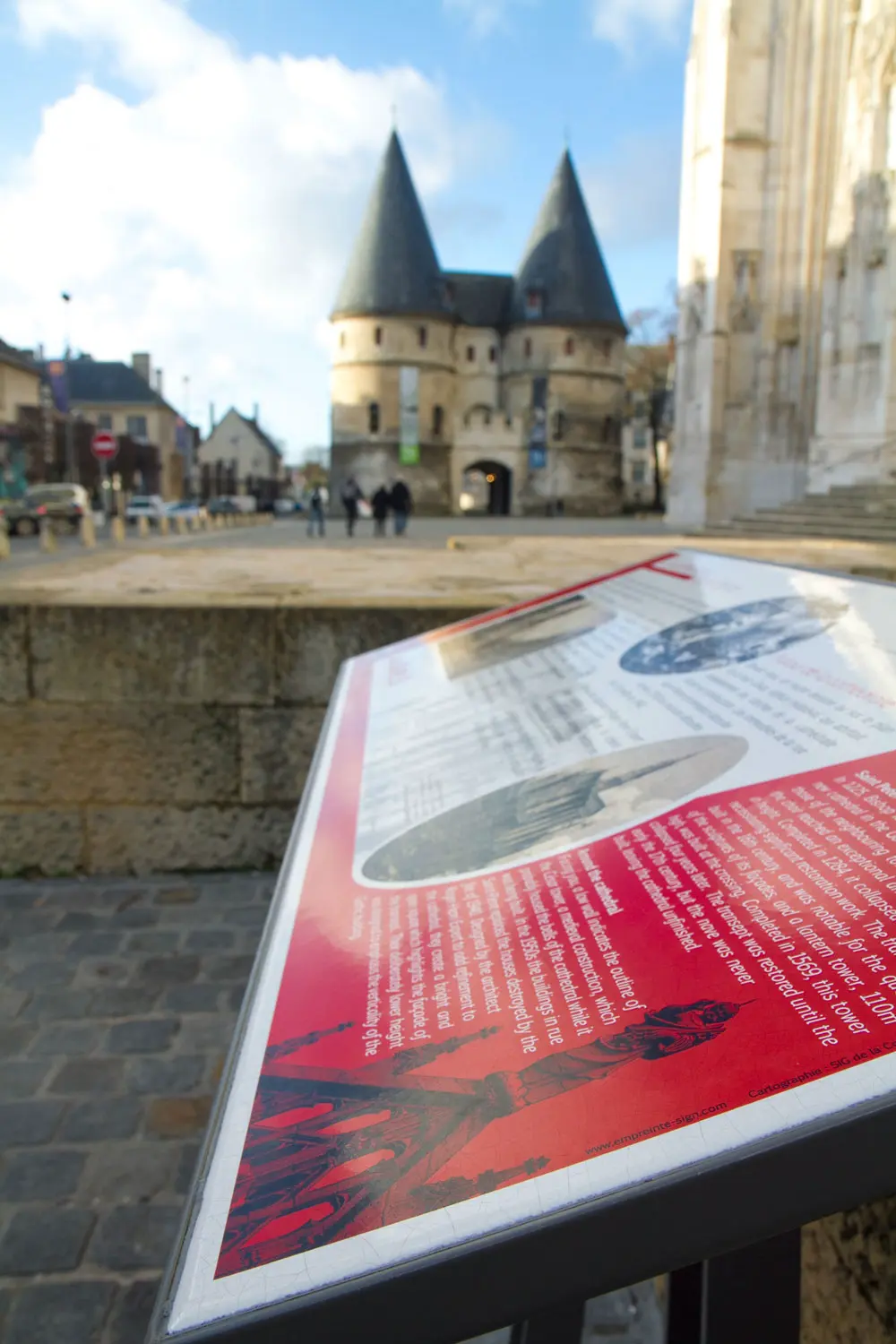 Table de lecture avec signalétique du patrimoine en lave émaillée.webp