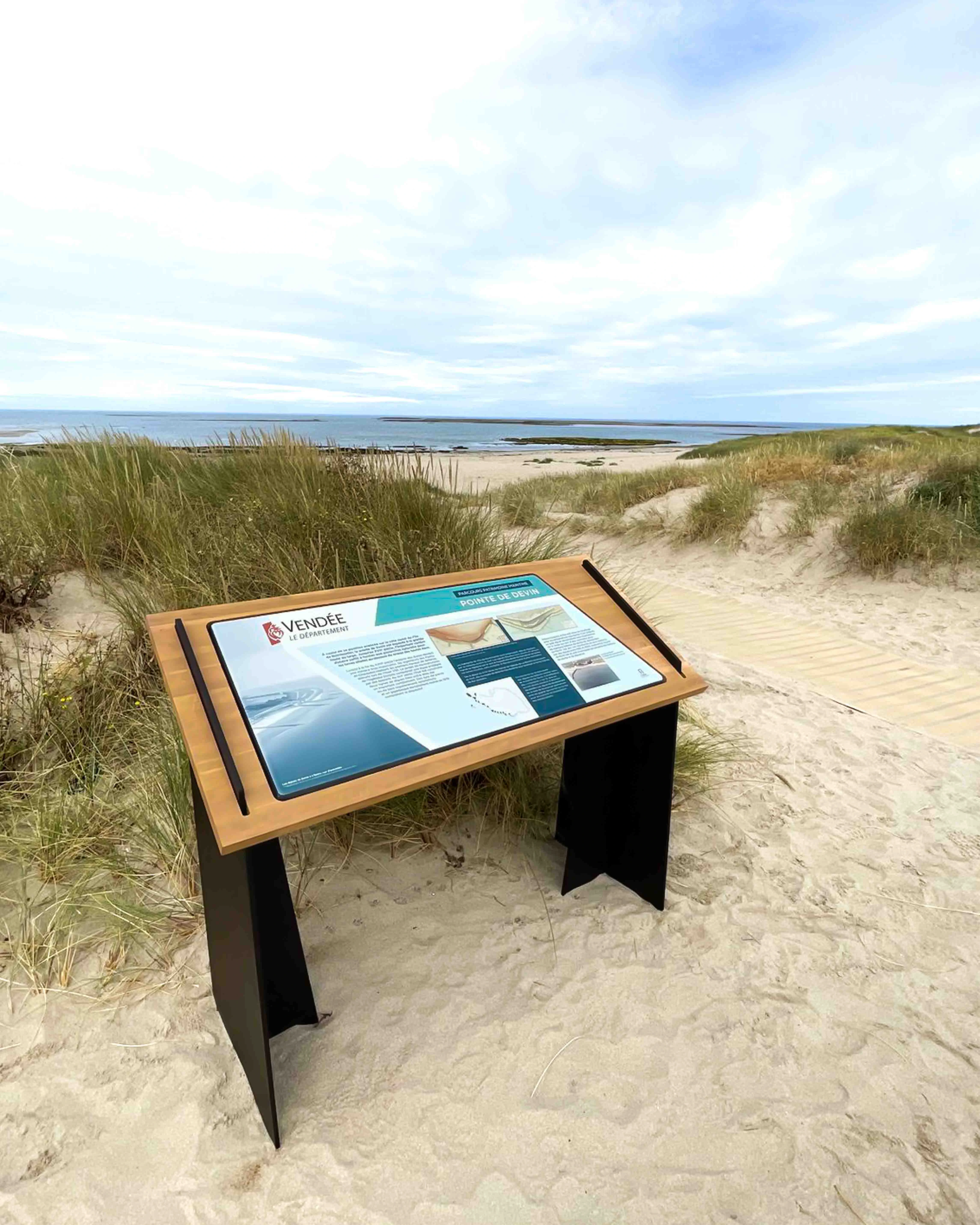 Table de lecture en bois.webp