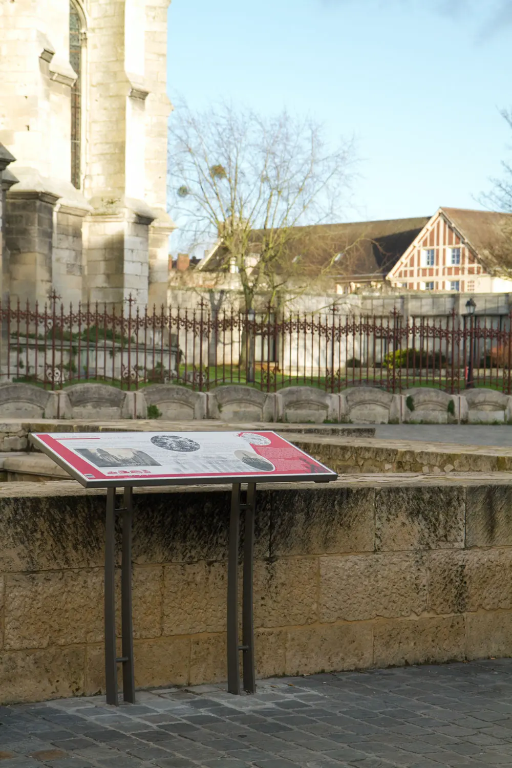 Table de lecture pour découvrir le patrimoine.webp