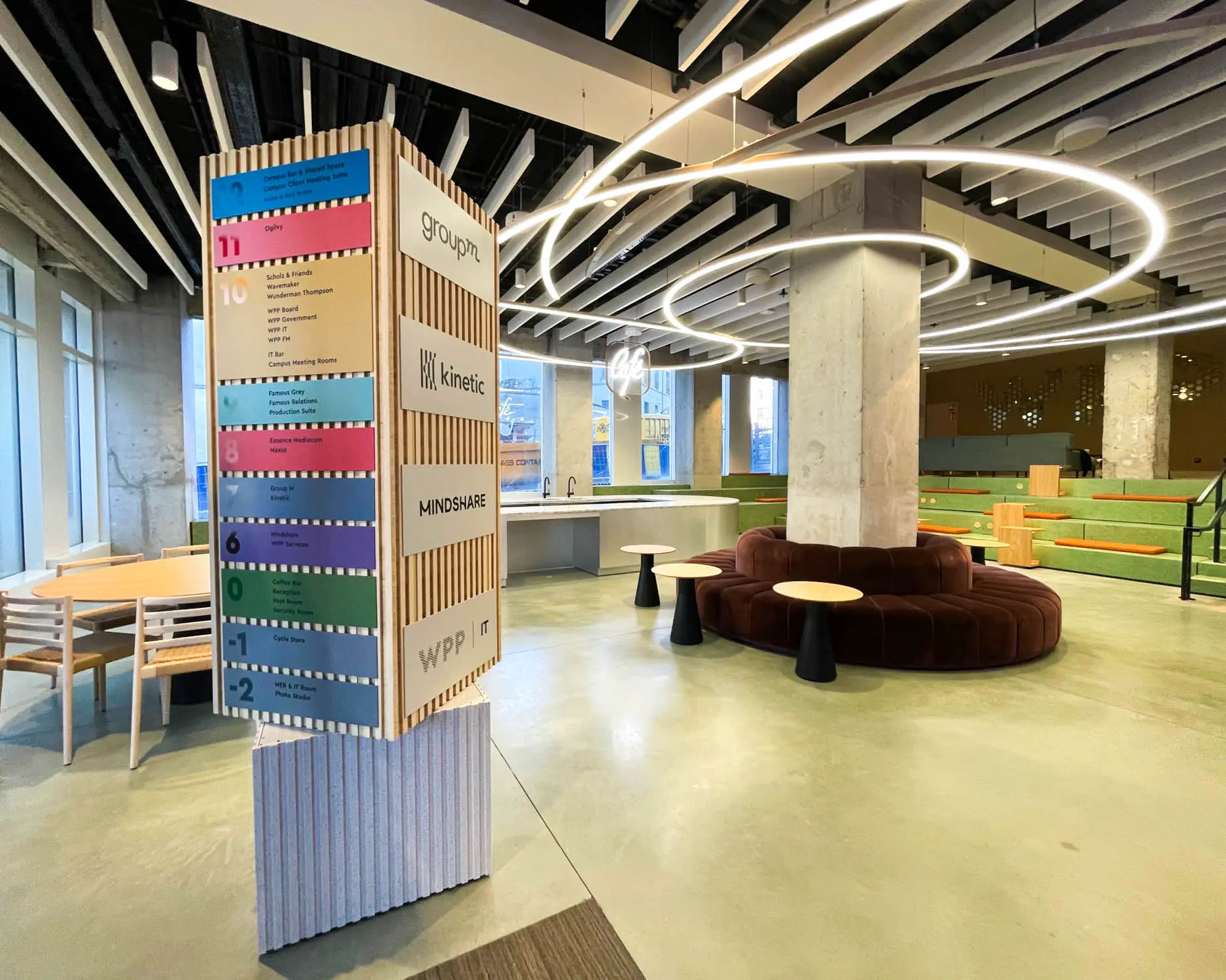 totem directionnel en bois.webp