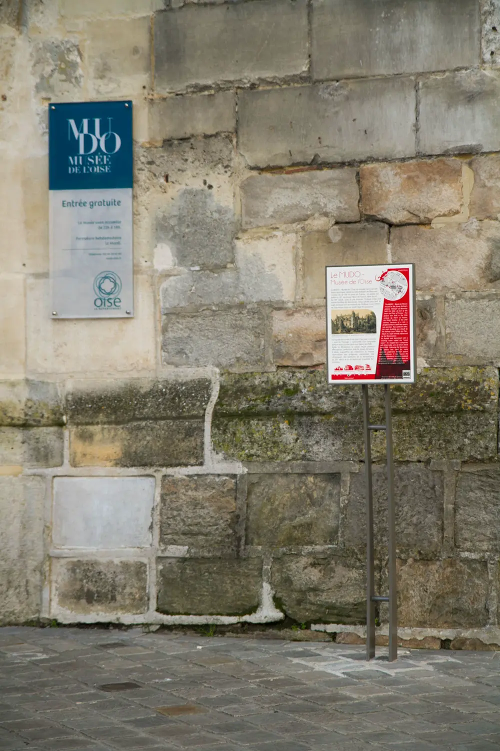 Totem signalétique élégant pour les sites historiques.webp